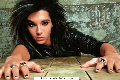 ......nuj cred ca ar fi o combinatie intre alb si nu cred ca are postere pe dc da nu cred ca are:))