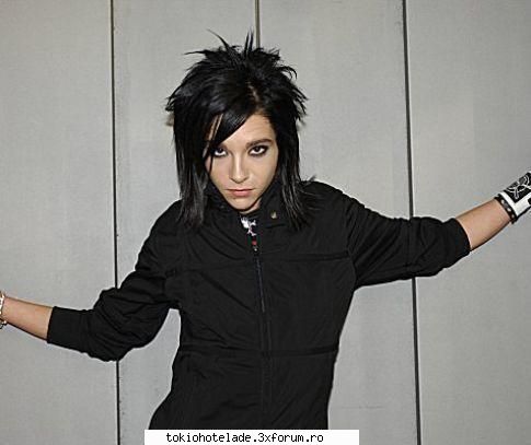Poze with our darling,Bill!!! - e sooper frumos bill nu aveti ce zice...chiar - ♥ Bill Kaulitz ♥